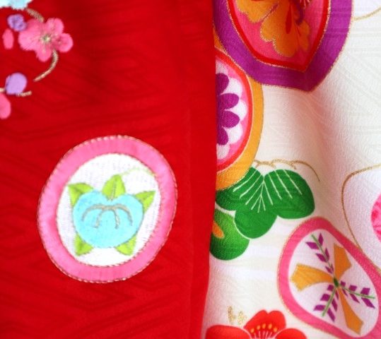 七五三 3歳女の子用被布[式部浪漫](被布)赤に菊(着物)白に赤ピンク緑の松と宝尽くしNo.97V